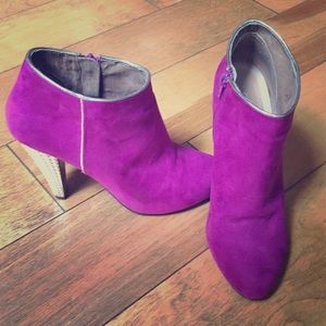 Pinkish purple bootie with gold heel. Size 7.5